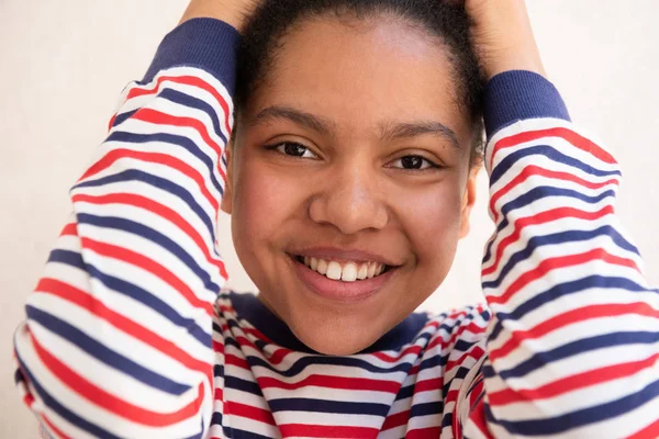 Закріпіть Передній Портрет Усміхненої Молодої Афроамериканки — стокове фото