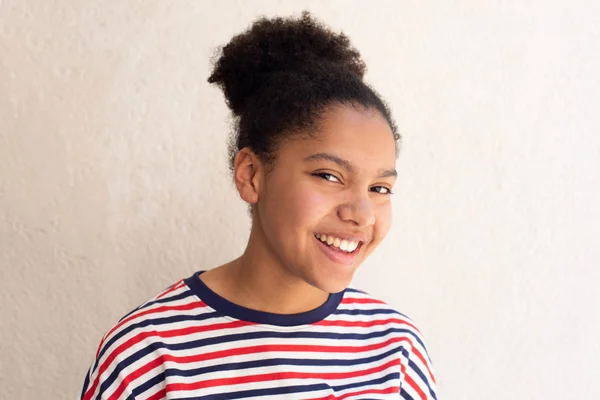 Закріпіть Портрет Африканської Американки Усміхаючись Дивлячись Біле Тло — стокове фото
