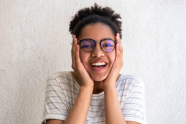 Közelkép Egy Vidám Afro Amerikai Lányról Szemüveggel Szemtől Szembe — Stock Fotó