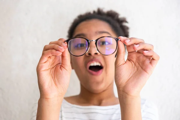 Nahaufnahme Porträt Eines Jungen Afrikanisch Amerikanischen Mädchens Mit Brille Das — Stockfoto