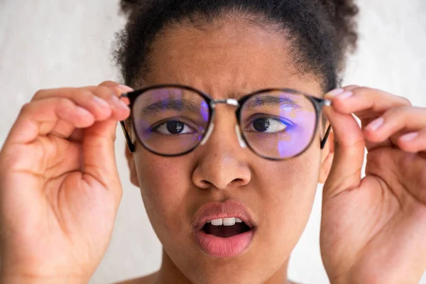 Nahaufnahme Porträt Einer Jungen Afrikanisch Amerikanischen Mädchen Mit Brille Macht — Stockfoto