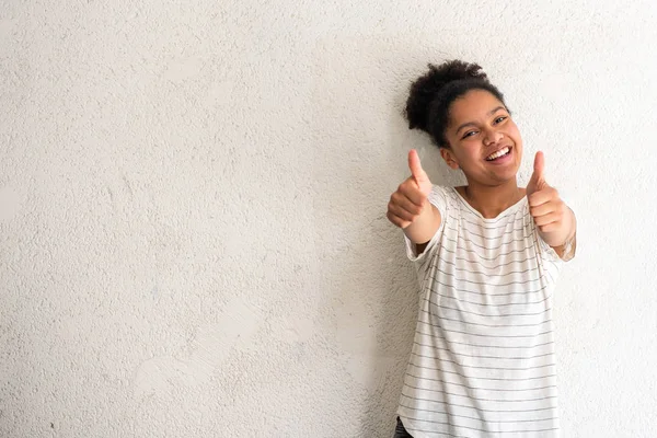 Retrato Feliz Jovem Menina Negra Com Polegares Para Cima Sinal — Fotografia de Stock