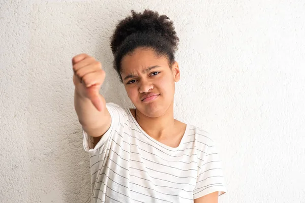 Retrato Niña Afroamericana Infeliz Con Pulgares Abajo Signo Mano —  Fotos de Stock