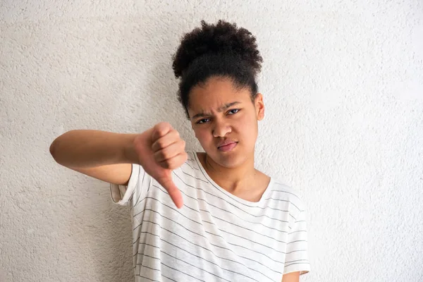 Retrato Niña Afroamericana Infeliz Con Pulgares Abajo Signo Mano Por —  Fotos de Stock