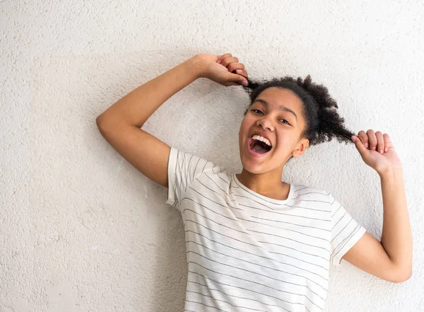 Ritratto Eccitato Giovane Ragazza Africana Americana Tirando Capelli Parete Bianca — Foto Stock