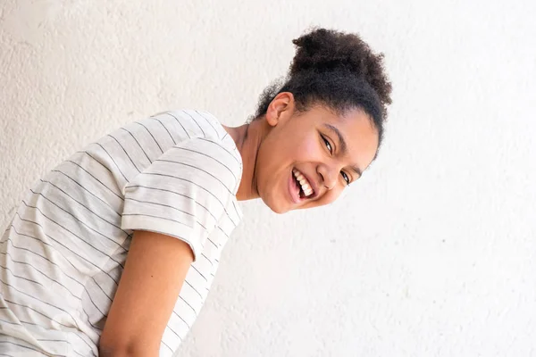 Zijportret Van Jong Afrikaans Amerikaans Meisje Lachen Door Witte Achtergrond — Stockfoto