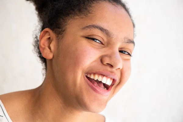 Nahaufnahme Seite Porträt Glücklich Junge Afrikanisch Amerikanische Mädchen Lachen Durch — Stockfoto