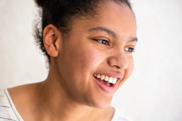Nahaufnahme Porträt Glückliche Junge Afrikanisch Amerikanische Mädchen Lachen Und Wegschauen — Stockfoto