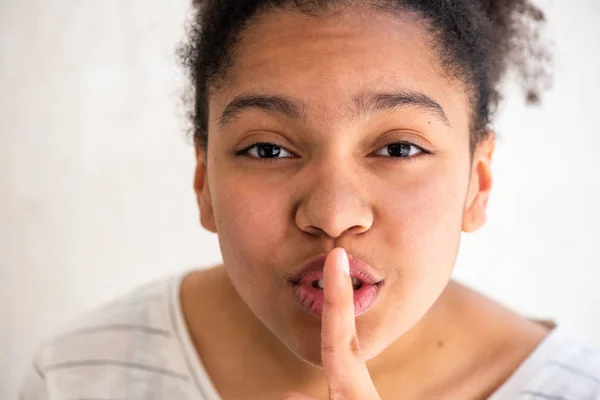 Nahaufnahme Porträt Junge Afrikanisch Amerikanische Mädchen Mit Finger Mund Machen — Stockfoto