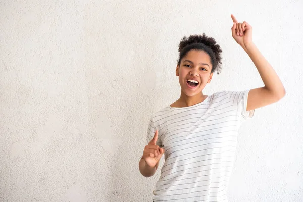 Retrato Alegre Jovem Afro Americana Menina Por Fundo Branco Apontando — Fotografia de Stock