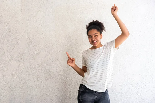 Portré Boldog Fiatal Afro Amerikai Lány Fehér Háttér Ujjal Felfelé — Stock Fotó