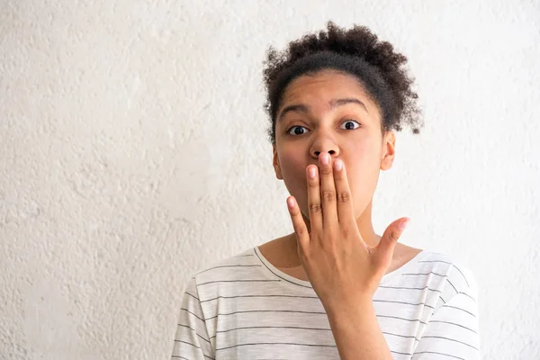 Primer Plano Retrato Sorprendido Joven Afroamericano Chica Con Mano Cubierta —  Fotos de Stock