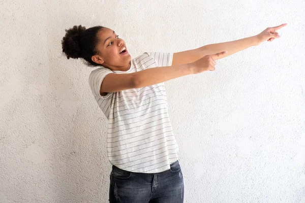 Retrato Una Joven Afroamericana Apuntando Con Los Dedos Lado Por — Foto de Stock