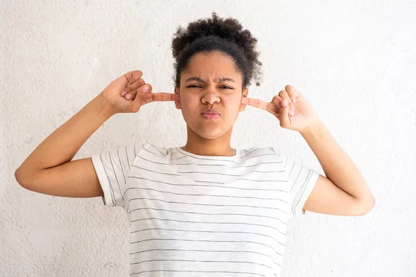 Porträt Eines Jungen Afrikanisch Amerikanischen Mädchens Mit Fingern Den Ohren — Stockfoto