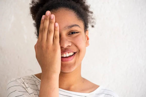 Retrato Sorridente Jovem Afro Americana Com Mão Cobrindo Rosto Por — Fotografia de Stock