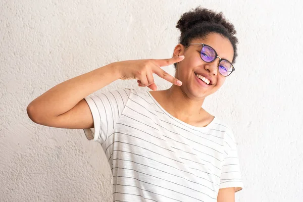 Porträt Eines Glücklichen Jungen Mädchens Mit Zwei Fingern Handzeichen — Stockfoto