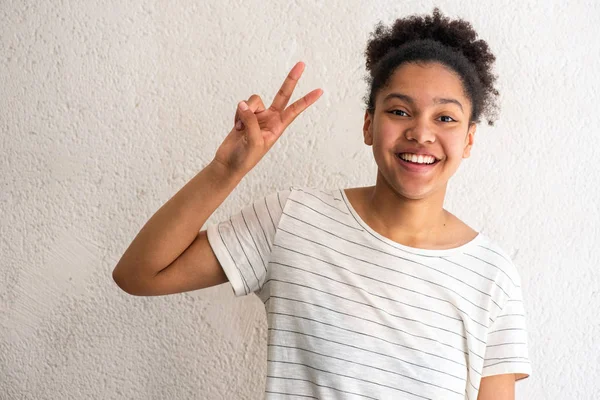 Portrait Young Smiling African American Girl Making Peace Hand Sign — Stock Photo, Image