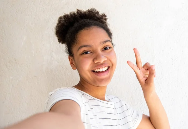 Primer Plano Retrato Feliz Joven Afroamericana Chica Tomando Selfie Contra —  Fotos de Stock