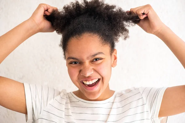 Retrato Sorridente Menina Americana Africana Puxando Cabelo — Fotografia de Stock