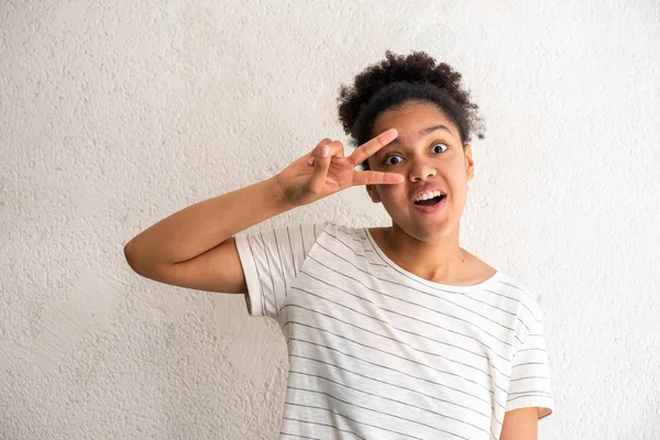 Retrato Alegre Joven Afroamericana Por Fondo Blanco Con Dos Dedos — Foto de Stock