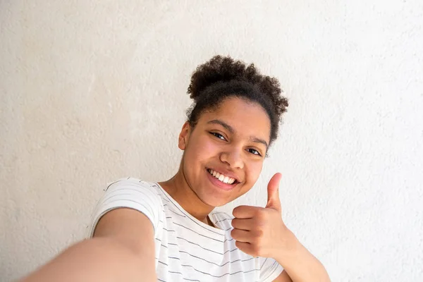 Close Retrato Feliz Jovem Afro Americana Tomando Selfie Contra Fundo — Fotografia de Stock