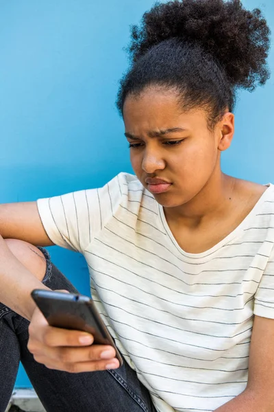 Närbild Porträtt Ledsen Ung Afrikansk Amerikansk Flicka Tittar Mobiltelefon — Stockfoto