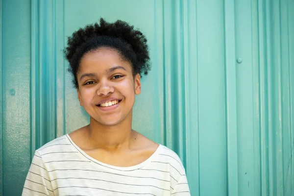 Портрет Щасливої Усміхненої Молодої Африканської Дівчинки Зеленим Фоном — стокове фото