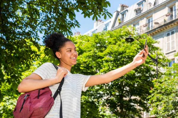 Portret Gelukkig Jong Afrikaans Amerikaans Schoolmeisje Met Tas Mobiele Telefoon — Stockfoto