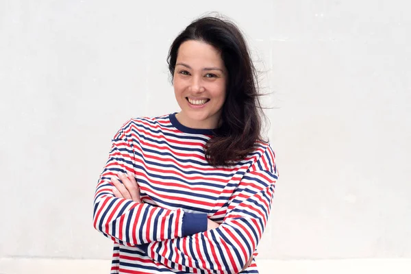 Retrato Mulher Jovem Sorrindo Com Braços Cruzados Por Fundo Branco — Fotografia de Stock