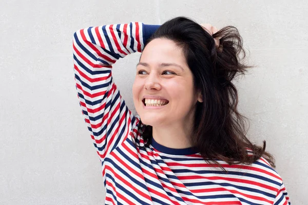 Primer Plano Retrato Joven Feliz Riendo Contra Pared Blanca Con — Foto de Stock