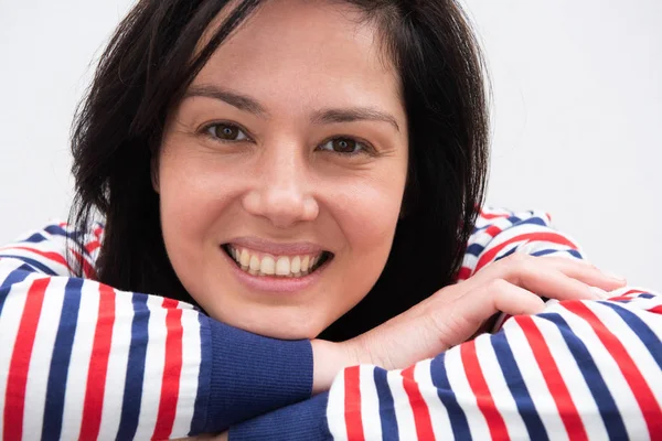 Cerca Retrato Mujer Joven Sonriendo Con Suéter Rayas —  Fotos de Stock