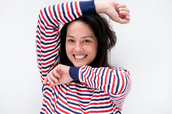 Beyaz Arka Planda Kollarını Kaldırmış Mutlu Genç Bir Kadının Portresi — Stok fotoğraf