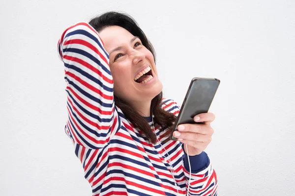 Retrato Feliz Jovem Ouvindo Música Com Telefone Celular Fones Ouvido — Fotografia de Stock