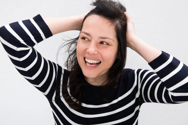 Porträt Einer Lachenden Frau Mit Den Händen Haar Vor Weißem — Stockfoto