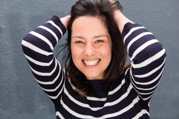 Retrato Mujer Sonriendo Con Las Manos Pelo Por Fondo Gris —  Fotos de Stock