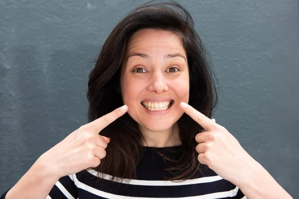 Retrato Una Joven Sonriente Apuntando Los Dientes —  Fotos de Stock