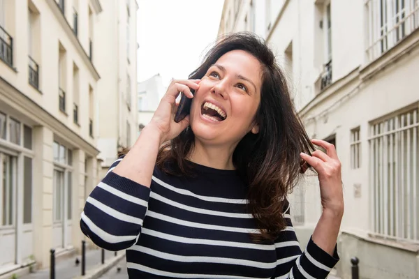 Şehirde Cep Telefonu Ile Konuşan Mutlu Genç Kadının Yakın Portresi — Stok fotoğraf