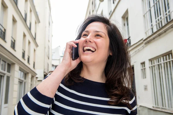 Közelkép Portré Nevető Fiatal Beszél Mobiltelefon Városban — Stock Fotó