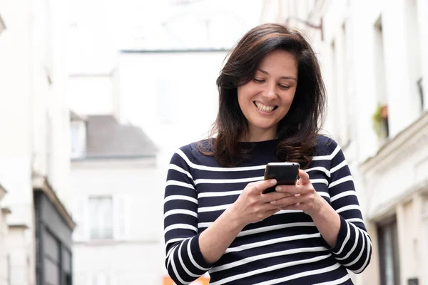 Porträtt Lycklig Kvinna Tittar Telefon Staden — Stockfoto