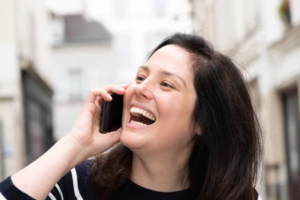 Närbild Porträtt Skrattande Ung Kvinna Talar Med Mobiltelefon Staden — Stockfoto