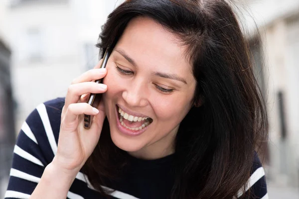 Close Retrato Rir Jovem Mulher Falando Com Telefone Cidade — Fotografia de Stock