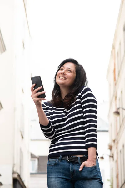 Porträtt Ung Kvinna Staden Håller Mobiltelefon — Stockfoto