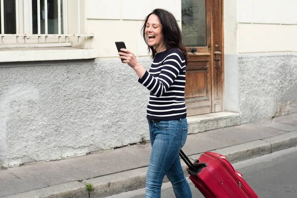Portret Van Een Vrolijke Reizende Vrouw Wandelend Met Mobiele Telefoon — Stockfoto