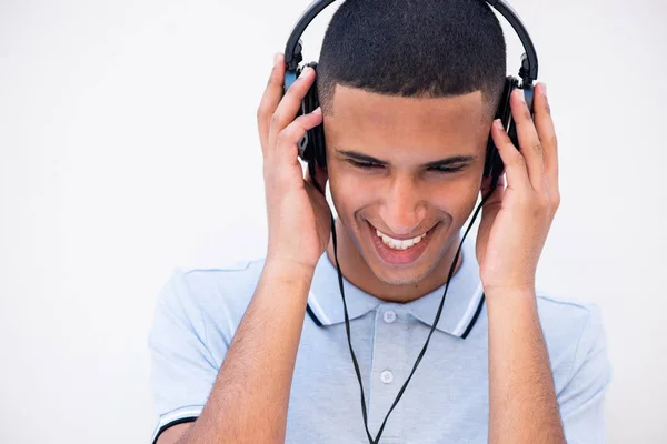 Primer Plano Retrato Joven Escuchando Música Con Auriculares Fondo Blanco —  Fotos de Stock