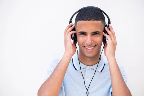 Primer Plano Retrato Joven Sonriente Escuchando Música Con Auriculares Fondo —  Fotos de Stock