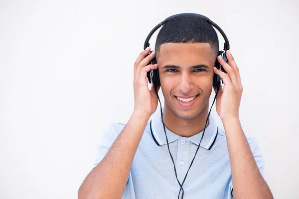 Close Portret Van Glimlachende Jongeman Luisteren Naar Muziek Met Koptelefoon — Stockfoto