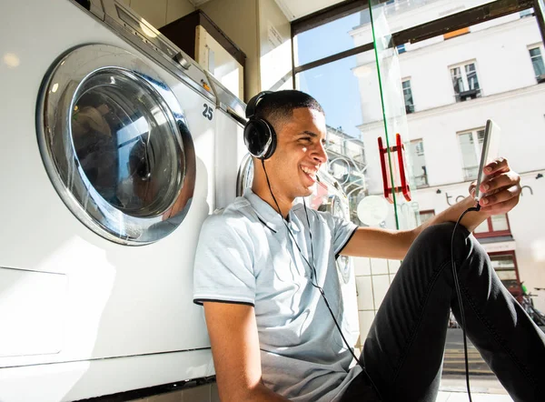 Portret Lachende Jongeman Zittend Vloer Leunend Tegen Een Wasmachine Wasserette — Stockfoto