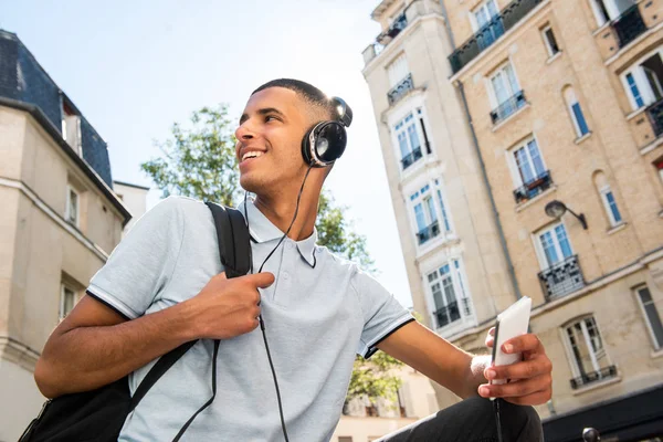 Retrato Joven Feliz Estudiante Del Norte África Escuchando Música Con —  Fotos de Stock