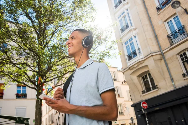 Portret Gelukkige Jongeman Luisteren Naar Muziek Met Mobiele Telefoon Koptelefoon — Stockfoto