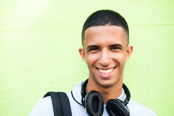 Close Portret Van Glimlachende Jonge Noord Afrikaanse Man Tegen Groene — Stockfoto